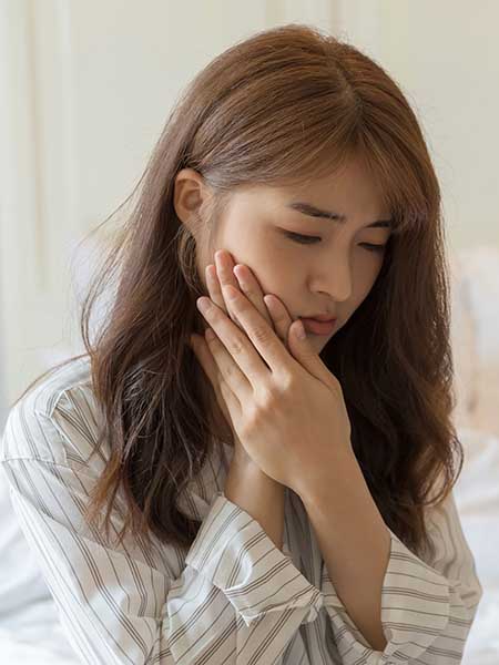 abscessed-tooth-asian-girl-feeling-pain-dental-care